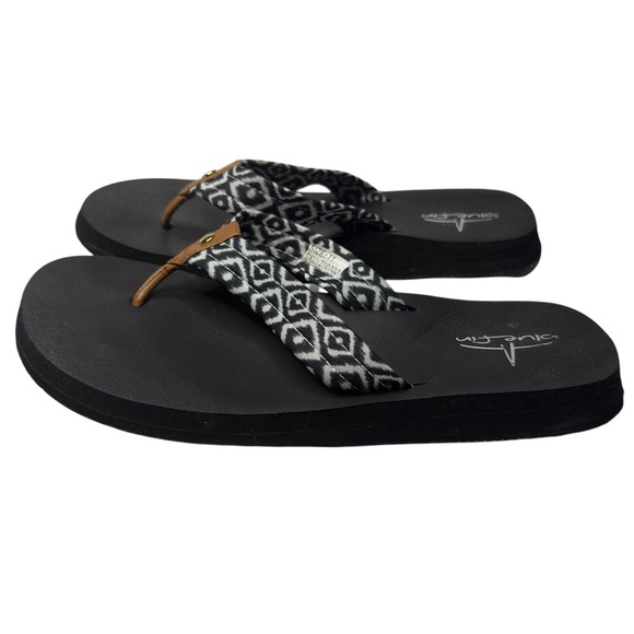 BlueFin Womens Thong Flip Flops Black with Black & White Pattern Straps Size 11 - Picture 5 of 9
